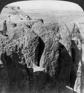 Mirando hacia el Nilo desde los acantilados occidentales de Tebas, Egipto, 1905 de Underwood and Underwood