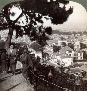 Mirando hacia el sureste desde las alturas coronadas de pinos de Suwa-yama sobre Kobe, Japón, 1904 de Underwood and Underwood