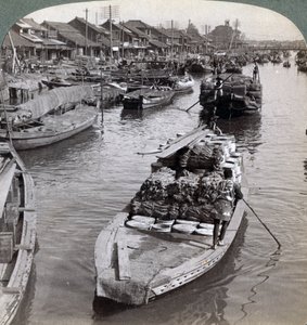 Mirando al oeste desde el puente Nihon bashi, hacia el centro de Tokio, Japón, 1904 de Underwood and Underwood