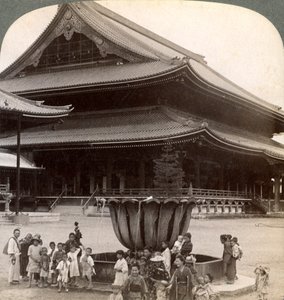 Fachada principal de Higashi Hongan-ji, el templo budista más grande de Japón, Kioto, 1904