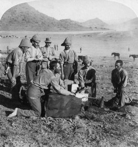 Haciendo gas para uno de los globos de guerra en Slingersfontein, Sudáfrica, Guerra de los Bóers, 1900 de Underwood and Underwood