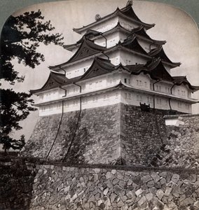 Castillo medieval con foso de príncipes japoneses, ocasionalmente usado por el Mikado Nagoya, Japón, 1896 de Underwood and Underwood