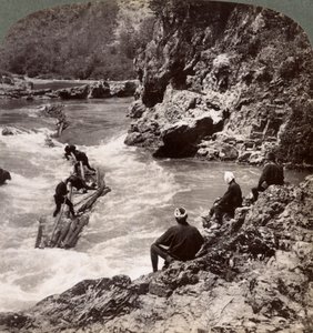 Hombres en una balsa de troncos, disparando los rápidos de Hozu en el río Katsura, Kioto, Japón, 1904 de Underwood and Underwood