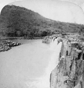 Cataratas Medias del río Tugela desde un campamento bóer, cerca de Colenso, Sudáfrica, Segunda Guerra Bóer, 1901 de Underwood and Underwood