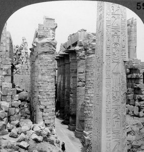 Pasillo central del gran salón y obelisco de Thutmosis I, templo de Karnak, Tebas, Egipto, 1905 de Underwood and Underwood