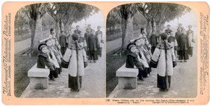 Niños de la misión, con una niña americana, Cantón, China, 1900 de Underwood and Underwood