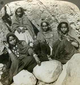 Niñas nativas Bhujji, Río Sutlej, Himalayas, India, c. 1900s de Underwood and Underwood