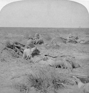 En la línea de combate con los más valientes de la Reina, Río Modder, Sudáfrica, 1900 de Underwood and Underwood