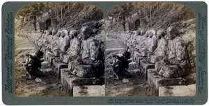Campesino rezando ante una fila de estatuas del Dios de la Luz, río Daiya, Nikko, Japón, 1904 de Underwood and Underwood