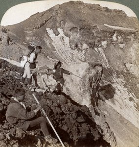 Asomándose desde el borde cubierto de lava hacia el cráter del Monte Fuji, Japón, 1904 de Underwood and Underwood