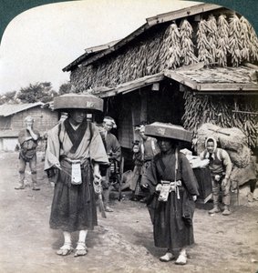 Peregrinos mendigos tocando pequeños gongs, cerca del Lago Kawaguchi, Japón de Underwood and Underwood