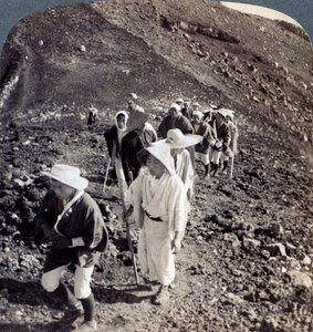 Peregrinos al final de su ascenso al Monte Fuji Fujiyama, Japón, 1904 de Underwood and Underwood