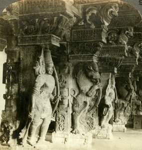 Pilares de un templo hindú, Madurai, India, c. 1900s de Underwood and Underwood