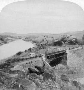 Puente Pom-pom y estación de telégrafo del cuartel general bóer, río Tugela, Natal, Sudáfrica de Underwood and Underwood