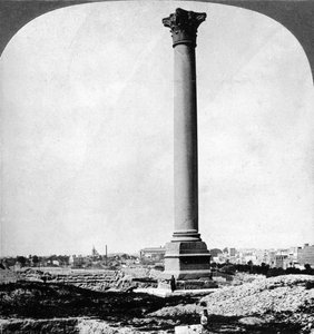 Columna de Pompeyo, el hito de los marineros, y la moderna Alejandría, Egipto, 1905 de Underwood and Underwood