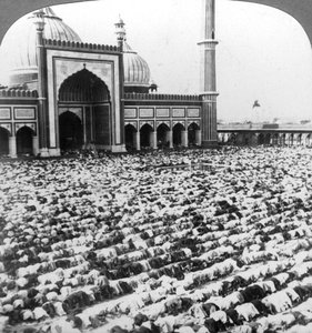 Orando en Jumma Musjid, Delhi, India, 1904