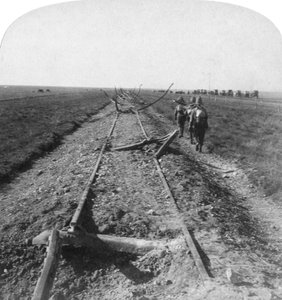 Ingenieros Reales reparando un ferrocarril destruido por los bóers, Kroonstad, Sudáfrica, 1900 de Underwood and Underwood