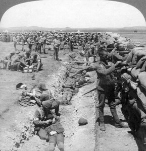 Fusileros Reales de Munster luchando en Honey Nest Kloof, Sudáfrica, 1900 de Underwood and Underwood