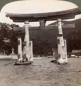 Puerta torii sagrada emergiendo del mar, Santuario Itsukushima, Isla Miyajima, Japón