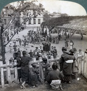 Escuela y terrenos, Yokohama, Japón, 1904 de Underwood and Underwood