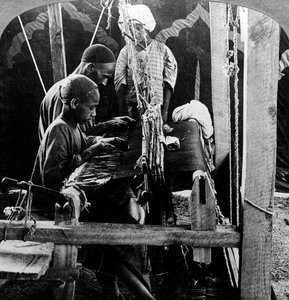 Tejedores de chales, Cachemira, India, c1900s de Underwood and Underwood