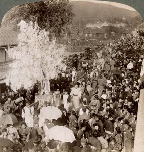 Procesión sintoísta llevando objetos sagrados sobre un puente al Museo Imperial, Kioto, Japón, 1904 de Underwood and Underwood