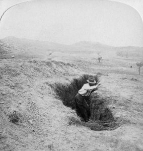 Vista lateral de una trinchera bóer al pie de la colina Hlangwane, Sudáfrica, 1901 de Underwood and Underwood
