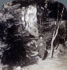 Aguas salpicantes de una cascada en Yumoto, Japón, 1904