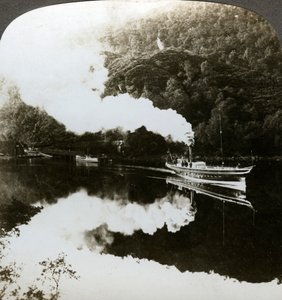 Yate de vapor en Loch Katrine, Escocia de Underwood and Underwood