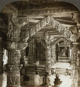 Templo de Vimal Vasahi, Monte Abu, Rajastán, India de Underwood and Underwood