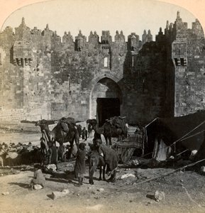 La puerta de Damasco, la entrada norte a Jerusalén, Palestina, 1899 de Underwood and Underwood