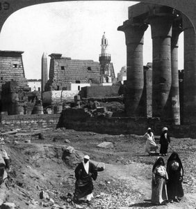 La mezquita musulmana en el patio del Templo de Luxor, Tebas, Egipto, 1905 de Underwood and Underwood