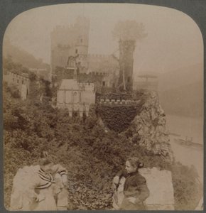 El Rheinstein, el más pintoresco de los castillos renanos - N. desde S. muro del bastión, Alemania, 1902 de Underwood and Underwood
