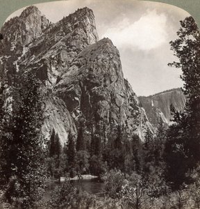 Los tres hermanos, Valle de Yosemite, California, EE.UU., 1902 de Underwood and Underwood