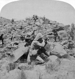 Los Warwicks escaramuzando con los bóers cerca de Weppener, al este de Bloemfontein, Sudáfrica, 1901 de Underwood and Underwood