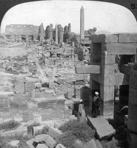 Toda la longitud del gigantesco Templo de Karnak, Tebas, Egipto, 1905 de Underwood and Underwood