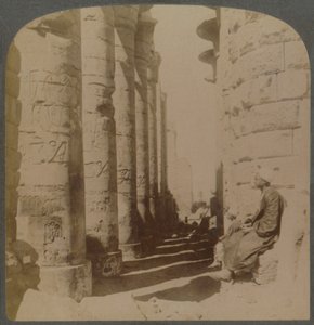 La famosa columnata del gran Salón Hipóstilo en el Templo de Karnak, Tebas, Egipto, 1897