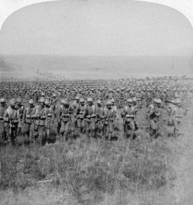 La valiente Brigada de Guardias marchando en Brandfort, Guerra de los Bóeres, Sudáfrica, 1901 de Underwood and Underwood