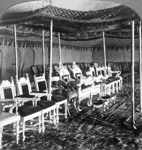 El dosel dorado en la tienda Durbar del Maharajá de Cachemira, Delhi, India, 1903 de Underwood and Underwood