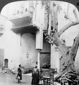 Las ventanas del harén en el patio de una casa rica de El Cairo, Egipto, 1905 de Underwood and Underwood