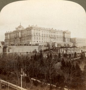 El imponente Palacio Real y el Parque Real Campo del Moro...Madrid, España, 1902 de Underwood and Underwood