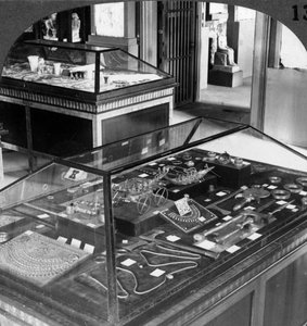 Las magníficas joyas de la Reina Ahhotep c. 1560 a.C.-1530 a.C., Museo de El Cairo, Egipto, 1905 de Underwood and Underwood