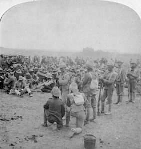 Los prisioneros bóer dominados descansando en el camino de Paardeberg al río Modder, 1900 de Underwood and Underwood