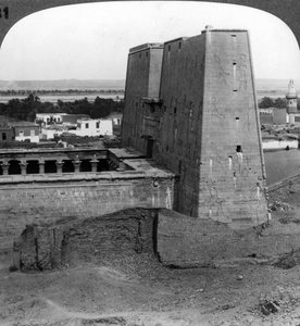 El pilón y el patio del templo de Horus en Edfu, Egipto, 1900 de Underwood and Underwood