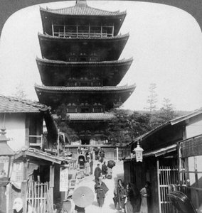 El lado oeste de la pagoda de cinco pisos Yasaka, Kioto, Japón, 1904
