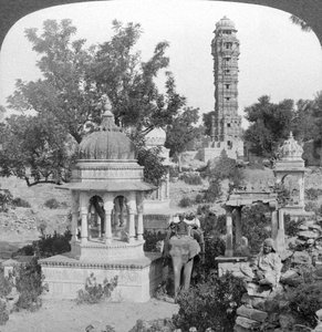 Torre de la Victoria y cenotafios reales, Chittaurgarh, India, 1904 de Underwood and Underwood