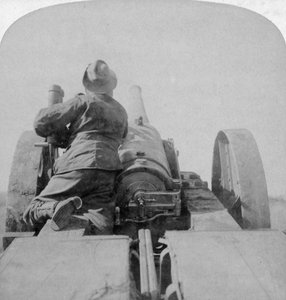 Entrenando uno de los cañones de 4.7 pulgadas del HMS Monarch en los fuertes de Pretoria, Sudáfrica, 4 de junio de 1900 de Underwood and Underwood