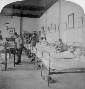 Sala en el Hospital General No 10, anteriormente Greys College, Bloemfontein, Sudáfrica, 1901 de Underwood and Underwood