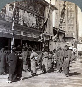 Viendo un espectáculo gratuito en la Calle del Teatro, mirando al norte hacia la Torre Asakusa, Tokio, Japón, 1904 de Underwood and Underwood
