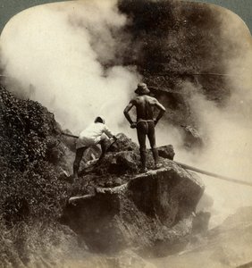 Observando una erupción de vapor y lodo hirviendo a mitad del volcán Aso-san, Japón, 1904 de Underwood and Underwood